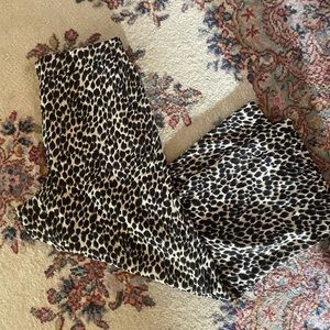 Silky J. Crew leopard crop pant w/ elastic waist and pockets